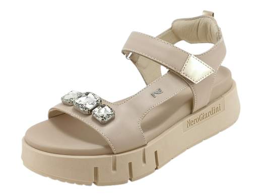 Sandali NeroGiardini con platform e maxi pietre brillanti: sportivi, glam e super comodi. Perfetti per brillare tutti i giorni. Made in Italy!<br /><br />Chi ha detto che i sandali sportivi da donna non possono essere anche un concentrato di glamour e brillantezza? I NeroGiardini E410707D smentiscono tutto, con un look che grida “sono comoda, ma anche un incanto”.<br /><br />Realizzati interamente in pelle premium, con cinturino alla caviglia regolabile a strappo (zero complicazioni), questi sandali sfoggiano una fascia anteriore decorata con 3 maxi pietre luminose—per brillare come si deve, anche a 30 gradi all’ombra.<br /><br />Il cinturino posteriore imbottito a cuscinetto coccola il tallone, mentre il sottopiede in pelle sagomato e imbottito ti accompagna per ore senza un lamento. Il fondo platform in gomma da 5,5 cm, con logo in bella vista, ti regala quei centimetri in più senza sacrificare la stabilità.<br /><br />Perfetti per look sportivi chic, outfit casual ma curati, o per dare una svolta luminosa anche alla giornata più grigia.<br />Comfort stellare, stile unico e qualità Made in Italy: questi sono i tuoi nuovi sandali preferiti.