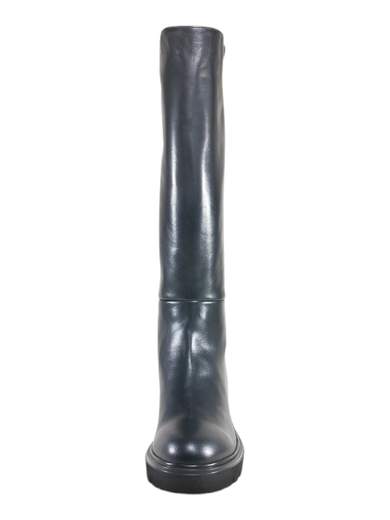 Stivali donna NeroGiardini in pelle nera con tacco comodo e fondo carrarmato leggero. Eleganti, grintosi e super pratici. Made in Italy.<br /><br />Se cerchi uno stivale che non ti tradisca mai, e magari ti faccia anche un po’ sentire protagonista, questi NeroGiardini in pelle nera fanno proprio al caso tuo. Morbidissimi al tatto e comodissimi ai piedi, sono Made in Italy come garanzia d’affidabilità.<br /><br />All’interno trovi una fodera in pelle che ti coccola durante tutta la giornata. E il sottopiede? Un plantare memory estraibile che si adatta a te come se ti conoscesse da sempre.<br /><br />Il fondo carrarmato ultraleggero ti permette di affrontare pioggia, vento, sampietrini e qualsiasi altra insidia urbana. Il tacco a blocco da 5 cm mantiene l’equilibrio perfetto tra slancio ed equilibrio.<br /><br />La zip posteriore dona quel look pulito tipico dello stivale a tubo… ma senza farti sudare sette camicie per infilarlo. Grintosi ma eleganti, comodi ma raffinati: lo stivale ideale per passare dall’ufficio alla serata fuori senza cambiare passo e senza perdere stile.<br /><br />Non aspettare: aggiungili al carrello e porta ai tuoi outfit un bel po’ di carattere Made in Italy.