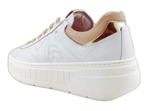 Sneakers NeroGiardini E513090D in pelle bianca con dettagli salmone e dorati, platform 5 cm e sottopiede DryGo. Comfort e stile Made in Italy!<br /><br />Le sneakers NeroGiardini E513090D sono quel tocco glam che mancava al tuo look. <br />Realizzate in morbidissima pelle bianca, sfoggiano un doppio inserto in pelle salmone e specchio dorato: mix perfetto tra eleganza e freschezza. <br />I lacci in tinta salmone aggiungono un twist delicato e super femminile. <br />All’interno? Fodera in pelle e sottopiede DryGo estraibile, imbottito e traspirante per una camminata che sa di nuvole. <br />La platform da 5 cm in gomma ti dà slancio e grinta, senza rinunciare al comfort. <br />Le trovi su Laporta Calzature. Non lasciartele scappare, fanno girare la testa… anche ai tuoi piedi!