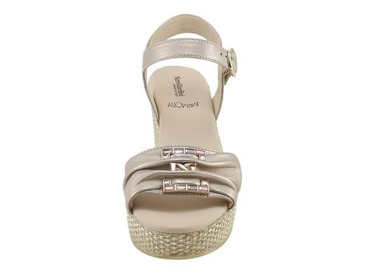 Elegante sandalo donna NeroGiardini in pelle nappa laminata sabbia con zeppa 8 cm, dettagli gioiello e plantare memory imbottito per un comfort urban raffinato.