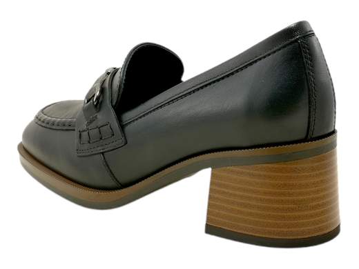 Scopri i Mocassini Donna NeroGiardini I308180D in pelle con accessorio metal brunito, comodi e versatili, su Laporta Calzature. Acquista ora!<br /><br />I Mocassini Donna NeroGiardini I308180D, disponibili su Laporta Calzature, combinano eleganza e comfort, perfetti per ogni momento della giornata, dal lavoro a una serata speciale. <br />Realizzati interamente in pelle, presentano un accattivante accessorio metallico brunito che aggiunge un tocco di stile. <br />Il plantare imbottito, non estraibile, garantisce comodità, mentre la suola in gomma antiscivolo e il tacco a blocco di 5 cm offrono stabilità e comfort prolungato. <br />Questi mocassini, Made in Italy, rappresentano l'eccellenza dell’artigianato italiano. <br />Rinnova il tuo look con stile e comfort, acquista ora su Laporta Calzature!