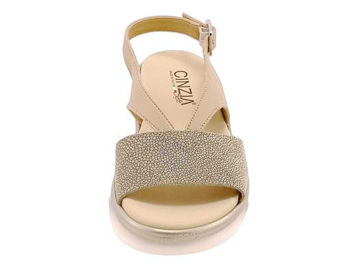 Sandali donna CINZIA Soft con zeppa 4,5 cm e plantare estraibile. Comfort, stile e possibilità di plantare personalizzato. Scoprili subito!<br /><br />Sandali zeppa donna estraibili CINZIA Soft IO20624.<br />Un classico rivisitato che unisce comodità e praticità: questi sandali sono pensati per chi desidera una calzata impeccabile e allo stesso tempo un tocco di stile.<br /><br />La tomaia in morbida pelle e nabuk con elegante motivo a micro bolle avvolge il piede con delicatezza, assicurando stabilità e una vestibilità perfetta anche per chi ha esigenze particolari.<br /><br />Il vero punto di forza? Il plantare estraibile in pelle, imbottito per garantire comfort durante tutta la giornata e sostituibile con uno personalizzato su prescrizione medica. Una caratteristica che rende questi sandali ancora più versatili e attenti al benessere del piede.<br /><br />Il fondo zeppa bicolore di 4,5 cm regala stabilità e leggerezza, rendendoli ideali per ogni occasione, dalla passeggiata quotidiana alle uscite più eleganti. Non aspettare oltre: scegli oggi stesso la comodità su misura!