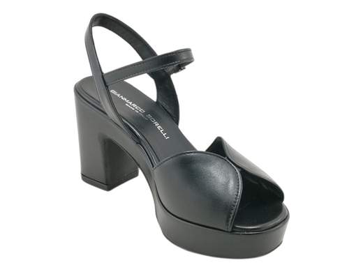 Sandali tacco alto Gianmarco Sorelli 2036/Vera in pelle nappa con plateau. Eleganza, comfort e artigianalità Made in Italy.<br /><br />Hai detto tacco alto, ma il tuo piede ha già alzato bandiera bianca? Tranquilla, con i *Gianmarco Sorelli 2036/Vera* potete finalmente andare d’accordo.<br /><br />La fascia ampia in pelle nappa morbida avvolge con eleganza, mentre il cinturino alla caviglia regolabile ti regala stabilità anche nelle giornate più... movimentate. Interno in pelle, sottopiede imbottito e tanta voglia di non rinunciare mai allo stile.<br /><br />Il tacco a blocco da 9 cm sembra alto? Lo è. Ma il plateau da 2,5 cm fasciato in pelle ti fa guadagnare centimetri senza sacrificare il comfort. E la suola in gomma antiscivolo fa il resto.<br /><br />Perfetti per cerimonie, serate eleganti o look sofisticati da giorno: questi sandali con tacco alto in pelle Made in Italy dimostrano che l’altezza… può andare perfettamente a braccetto con la comodità.