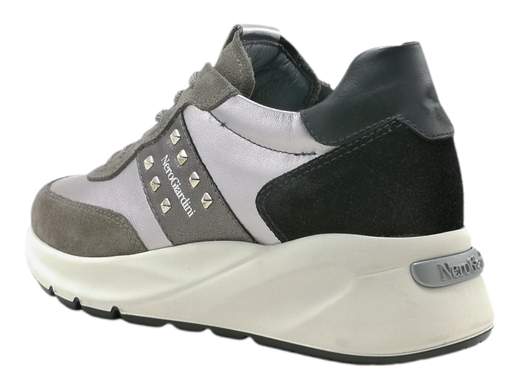 Scopri le Sneakers Donna NeroGiardini I411521D in camoscio e pelle laminata con borchie, comode e chic. Acquista ora su Laporta Calzature!<br /><br />Le Sneakers Donna NeroGiardini I411521D, disponibili su Laporta Calzature, portano il tuo look quotidiano a un nuovo livello di eleganza sportiva. <br />Realizzate in camoscio e pelle laminata, sono arricchite da borchie in acciaio sul lato esterno, per un tocco grintoso che non passa inosservato. <br />La fodera in pelle morbida e il sottopiede estraibile DryGo assorbono l’umidità, mantenendo i tuoi piedi freschi anche nelle giornate più dinamiche. <br />Con un fondo ginnico in gomma alto 5 cm, queste sneakers aggiungono un po' di slancio senza sacrificare la comodità. Perfette per passare da un look casual a uno più raffinato, con il massimo comfort. <br />Non lasciartele sfuggire: metti ai piedi stile e comodità, acquista ora su Laporta Calzature!