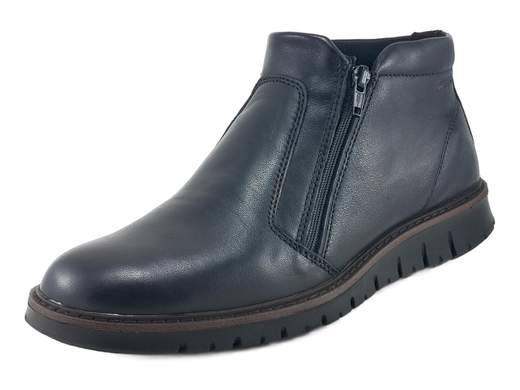 Stivaletti in pelle nera con doppia zip, soletta memory foam e fondo leggero: comfort ideale per l’inverno, lavoro e uso quotidiano.<br /><br />Questi stivaletti in morbida pelle nera sono progettati per offrire comfort, praticità e stile durante tutta la stagione invernale.<br />La linea pulita ed elegante, unita all’altezza midi, li rende estremamente versatili: perfetti per outfit casual raffinati, look urbani e contesti professionali.<br /><br />La doppia zip laterale è una caratteristica chiave: consente una calzata rapida e pratica, mantenendo al tempo stesso una tenuta stabile e sicura del piede.<br />All’interno, la soletta estraibile in pelle memory foam assicura ammortizzazione, morbidezza e supporto costante, anche dopo molte ore di utilizzo.<br /><br />Il fondo in poliuretano leggero e flessibile accompagna la camminata in modo naturale, riducendo l’affaticamento e rendendo questi stivaletti ideali per lunghe giornate in città, in ufficio o nel tempo libero.<br /><br />Una calzatura affidabile e ben costruita, pensata per chi cerca comodità prolungata senza rinunciare a un’estetica sobria e curata.<br /><br />Sceglili ora e affronta l’inverno con uno stivaletto comodo, pratico e adatto a ogni giornata.