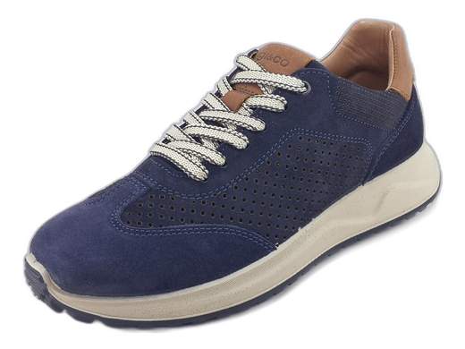 Sneakers uomo IGI&CO in pelle scamosciata blu, traforate e super traspiranti con fondo ammortizzato da 3,5 cm. Stile casual e comfort Made in Italy.<br /><br />Sneakers uomo IGI&CO 7634733 Saronno: quando il tuo piede vuole respirare meglio di te in una riunione lunga tre ore. <br />Realizzate in pelle scamosciata blu con inserto cuoio per quel tocco “so cool”, vantano una tomaia traforata e una fodera in tessuto tecnico che tiene a bada anche il sudore più audace. <br />Il sottopiede in pelle è estraibile, imbottito e traspirante: igiene e comfort in prima classe. <br />Il fondo in poliuretano da 3,5 cm è così leggero e ammortizzato che potresti dimenticarti di avere le scarpe. <br />Perfette per l’ufficio, per l'aperitivo, o anche solo per fare il figo al bar. Ovviamente, Made in Italy.<br />Scopri il perfetto mix di comfort e stile: clicca e infilale subito ai piedi!
