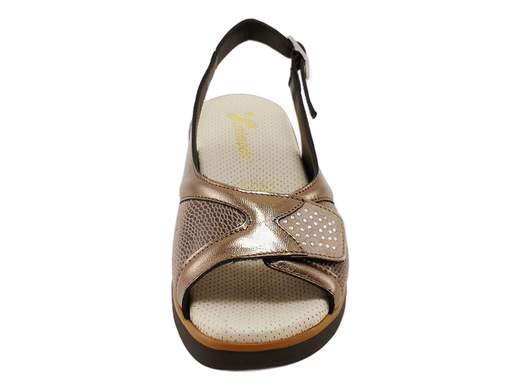 Sandali comfort SUSIMODA 2908/15 con tomaia stretch, chiusura regolabile e plantare PIUMA GEL. Perfetti per piedi sensibili. Made in Italy.<br /><br />I SUSIMODA 2908/15 sono pensati per chi mette il comfort al primo posto, senza rinunciare a un tocco curato. La tomaia è interamente regolabile a strappo, il che li rende ideali anche per piedi delicati, gonfi o con esigenze particolari.<br /><br />Il tessuto stretch accoglie con dolcezza eventuali irregolarità, donando una calzata morbida e priva di costrizioni. Un discreto accessorio con strass aggiunge un dettaglio luminoso senza eccessi, mantenendo uno stile sobrio ma elegante.<br /><br />Il plantare PIUMA GEL in pelle imbottita regala una sensazione di morbidezza costante, mentre la zeppa leggera da 3,5 cm in poliuretano garantisce stabilità e passo sicuro per tutto il giorno. Ovviamente Made in Italy.<br /><br />Vuoi un sandalo che coccoli i tuoi piedi senza sembrare “ortopedico”? Questo modello è la risposta giusta.