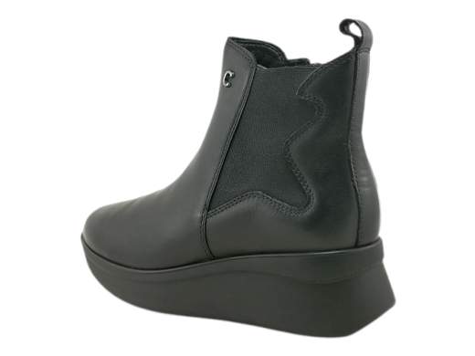Stivaletti zeppa donna CINZIA Soft in pelle con zip ed elastico laterale. Comodi e versatili con zeppa da 5 cm. Scopri su Laporta Calzature! <br /><br />Gli stivaletti zeppa CINZIA Soft IV8622190 sono la scelta perfetta per chi cerca comfort e stile in un unico accessorio. <br />Realizzati interamente in pelle, presentano un pratico elastico laterale e una zip che rendono la calzata veloce e semplice. <br />Il sottopiede imbottito in pelle, estraibile, garantisce traspirabilità e comodità, mentre la zeppa di 5 cm aggiunge slancio al tuo look senza rinunciare alla stabilità. <br />Perfetti per affrontare il freddo con stile, sono ideali per ogni occasione, dal lavoro alle serate con gli amici. <br />Scoprili su Laporta Calzature e aggiungi un tocco di versatilità al tuo guardaroba!