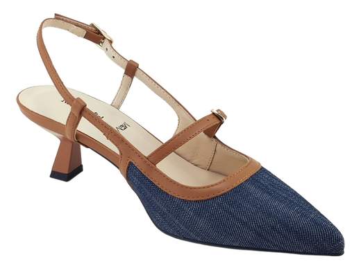 Elegante scarpa slingback NeroGiardini con punta in tessuto jeans e cinturini in pelle cognac, tacco 5 cm e doppia fibbia, ideale per cerimonie e serate chic.