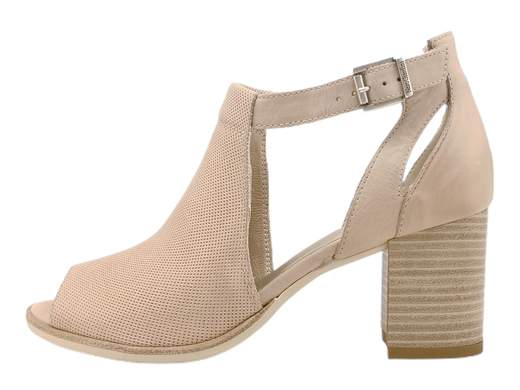 Tronchetto NeroGiardini E409760D: eleganza a tutta altezza!<br />Pelle micro forata, fodera interna, fibbia, sottopiede imbottito e tacco di 7 cm. Acquista subito!