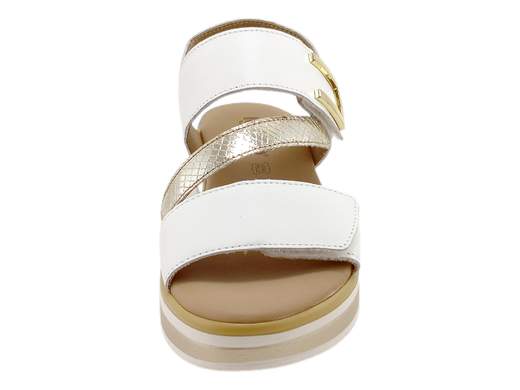 Sandali zeppa IGI&CO Patricia 7687622 con doppio strappo e zeppa da 4 cm. Leggeri, comodi, perfetti ogni giorno. Made in Italy.<br /><br />Chi ha detto che la comodità non può brillare? I sandali zeppa IGI&CO 7687622 Patricia mixano praticità e stile con un tocco dorato che non passa inosservato.<br /><br />Due fasce in pelle regolabili a strappo (ciao comfort personalizzato!) decorate da un accessorio raffinato con inserto dorato per un tocco glam, anche nei look più easy.<br /><br />Il sottopiede in pelle super imbottito è il tuo alleato contro la stanchezza, mentre la zeppa bicolore da 4 cm ti regala quel mini slancio che fa la differenza. E la suola in poliuretano antiscivolo? Leggerissima e sicura, ovunque tu vada.<br /><br />Perfetti per l’outfit giornaliero, la passeggiata in centro o la vacanza. Con loro, il comfort Made in Italy non ha rivali.
