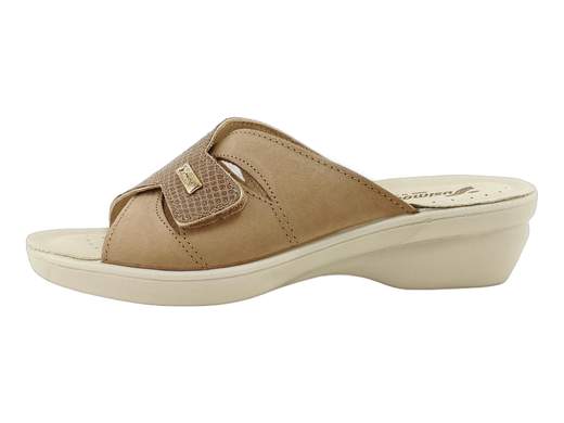 Ciabatte Susimoda donna comode e regolabili, in nabuk stampa rettile, zeppa leggera e Made in Italy. Perfette per casa e tempo libero.<br /><br />E adesso parliamone bene: queste ciabatte Susimoda 1066/116 non sono semplici pantofole da casa, ma un piccolo lusso quotidiano. La tomaia in nabuk con stampa rettile dà quel tocco fashion anche quando stai solo andando a preparare il caffè.<br /><br />La regolazione con strappo ti permette di adattarle alla perfezione al piede, così dimentichi fastidi e pressioni. Il sottopiede imbottito in pelle coccola la pianta, mentre la zeppa di 4 cm in poliuretano ti solleva quel tanto che basta per camminare comoda… ma con stile.<br /><br />Leggere, pratiche e sorprendentemente curate nei dettagli, sono ideali per la casa ma pronte a uscire con te anche sul balcone, in giardino o per una commissione veloce. E sì, sono Made in Italy: qualità vera, non solo parole.<br /><br />Pronta a regalare un po’ di comfort ai tuoi piedi? Scopri ora e non tornare più indietro!