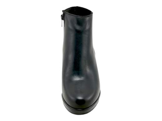 Scopri i Tronchetti Donna Susimoda 84640/89 in pelle con tacco a blocco di 7 cm e battistrada carrarmato. Grintosi e comodi, acquistali ora su Laporta Calzature! <br /><br />I Tronchetti Donna Susimoda 84640/89, disponibili su Laporta Calzature, sono la scelta perfetta per chi ama coniugare comfort e stile. <br />Realizzati in morbida pelle di alta qualità, si distinguono per la loro robustezza e il carattere deciso, grazie alla suola in gomma con leggero battistrada carrarmato. <br />La zip laterale rende la calzata pratica e veloce, mentre il sottopiede imbottito in pelle coccola il piede tutto il giorno. <br />Il tacco a blocco di 7 cm dona slancio senza compromettere la stabilità, rendendoli ideali per un look da ufficio grintoso o per una serata divertente con amici. <br />Rinnova il tuo stile con un tocco di carattere: acquista ora su Laporta Calzature e affronta ogni occasione con grinta Made in Italy!