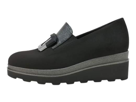 Scopri i Mocassini Donna CINZIA Soft MM855325 in scamosciato nero con accessorio stilizzato, comodi e ammortizzati, su Laporta Calzature. Acquista ora!<br /><br />I Mocassini Donna CINZIA Soft MM855325, disponibili su Laporta Calzature, sono l’alleato perfetto per un look raffinato, ma senza rinunciare alla comodità. <br />Realizzati in scamosciato nero con un inserto laminato brillante, sono impreziositi da un grazioso accessorio stilizzato che dona un tocco di eleganza. <br />Il plantare imbottito in pelle ti coccolerà tutto il giorno, mentre la zeppa di 5 cm in poliuretano leggero con effetto ammortizzante ti regalerà quel pizzico di altezza senza sacrificare il comfort. <br />Ideali per l’ufficio o una serata fuori, questi mocassini sono talmente versatili che ti accompagneranno in ogni momento della giornata. <br />Cosa aspetti? Metti un po' di glamour ai tuoi piedi e acquista ora su Laporta Calzature!