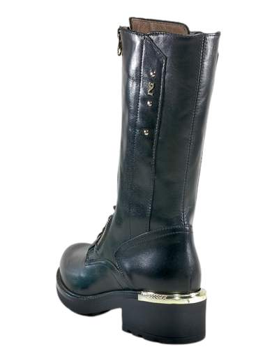 Conquista l'inverno con uno stile deciso e raffinato: l'anfibio alto da donna NeroGiardini I308991D è il perfetto equilibrio tra grinta e raffinatezza. Realizzato in pelle di alta qualità, si distingue per l'esclusiva zip dorata, mentre la doppia chiusura lampo laterale e centrale, accompagnata da un'ampia allacciatura, conferisce un tocco distintivo e versatile. Il plantare imbottito in pelle assicura un comfort superiore ad ogni passo, mentre la suola in gomma robusta, con un tacco a blocco di 4 cm, offre stabilità e presenza audace su ogni terreno. Questo anfibio combat boots rappresenta la combinazione perfetta tra design italiano all'avanguardia e funzionalità, rendendo ogni momento dell'inverno un'occasione per esprimere il tuo stile distintivo.