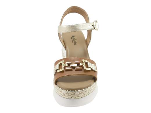 Sandali con zeppa NeroGiardini, bicolore in pelle, accessorio glam e comfort stellare. Eleganza artigianale Made in Italy.<br /><br />Cerchi dei sandali con zeppa alti che siano comodi, stilosi e pronti a seguirti ovunque (anche in quella riunione che non finisce mai)? I *NeroGiardini E513552D* ti aspettano a piè fermo.<br /><br />La tomaia bicolore in pelle, raffinata e grintosa, è impreziosita da un accessorio metallico chic sulla fascia, mentre il cinturino alla caviglia regolabile con fibbia assicura una calzata precisa, tipo abbraccio (ma fashion).<br /><br />Il sottopiede in pelle super imbottito è pensato per chi ama i tacchi ma non i dolori, e la zeppa di 8 cm in gomma con inserto in rafia e mini borchie aggiunge quel tocco di stile che grida "estate italiana" da ogni angolazione.<br /><br />Perfetti come sandali estivi da donna eleganti, ma anche ideali per look casual chic, questi gioielli artigianali *Made in Italy* sono la combo perfetta tra comfort, design e personalità. Chi ha detto che la comodità non può brillare?