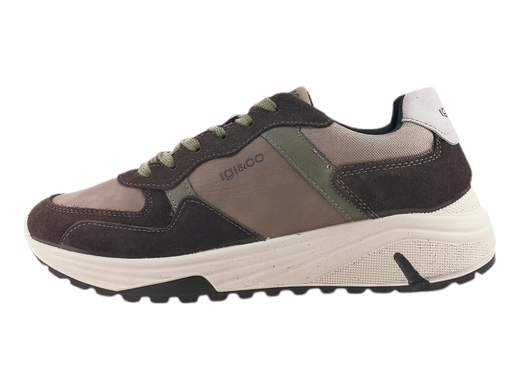 Sneakers uomo in pelle bicolore, leggere e ammortizzate, ideali per camminare a lungo con comfort e stile casual raffinato.<br /><br />Queste sneakers da uomo sono pensate per chi cerca comfort prolungato, leggerezza e uno stile casual curato, perfetto per l’uso quotidiano. La tomaia è realizzata in pelle bicolore scamosciata color caffè abbinata a nabuk tortora, una combinazione elegante e moderna che si adatta facilmente a diversi outfit urbani e informali.<br /><br />La calzata risulta comoda e confortevole fin dal primo utilizzo, grazie alla soletta estraibile in pelle memory foam, che assicura ammortizzazione, sostegno e una sensazione di benessere costante anche dopo molte ore. La chiusura con lacci a 6 fori permette una regolazione precisa e stabile, adattandosi a diverse forme del piede.<br /><br />Il vero punto di forza è il fondo running in poliuretano alto 4 cm, progettato per offrire leggerezza, flessibilità e un’elevata capacità ammortizzante. La forma sportiva del fondo favorisce una naturale proiezione del peso in avanti, rendendo queste sneakers particolarmente adatte a lunghe camminate, spostamenti urbani e utilizzo prolungato durante la giornata.<br /><br />Versatili, pratiche e confortevoli, sono ideali per un uso casual quotidiano, dal lavoro informale al tempo libero, senza rinunciare alla qualità e alla cura dei dettagli.<br />Sceglile ora se cerchi una sneaker affidabile, comoda e pronta a seguirti tutto il giorno.<br />Made in Italy.