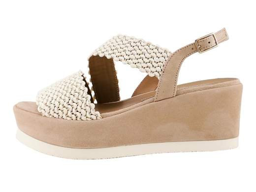 Sandalo elegante da donna Gianmarco Sorelli art 3085 con fasce in tessuto raffia color milk, cinturino e zeppa da 6 cm in camoscio velour taupe e suola Extralight panna.