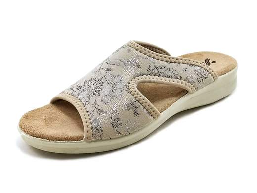 Ciabatte Susimoda donna leggere e confortevoli con fascia in lycra elasticizzata e zeppa comoda. Made in Italy, perfette per casa e tempo libero.<br /><br />Le ciabatte Susimoda 1969/130 sono il perfetto mix tra comodità e stile senza sforzo. La fascia in lycra elasticizzata avvolge il piede con delicatezza e si adatta alla forma senza stringere, mentre il logo in borchiette dorate aggiunge quel tocco chic che non guasta mai, nemmeno tra divano e cucina.<br /><br />Il sottopiede imbottito in tessuto antiscivolo e antisudore è pensato per darti comfort per tutto il giorno, anche nelle stagioni più calde. La zeppa leggera di 3 cm in poliuretano ti accompagna con una camminata morbida e stabile, ideale per la casa, il terrazzo o una passeggiata veloce.<br /><br />Super pratiche, leggere e curate nei dettagli, sono una scelta furba per chi vuole comodità… senza rinunciare a un pizzico di stile. E naturalmente, sono Made in Italy: qualità che si sente ad ogni passo.<br /><br />Vuoi metterle ai piedi e non toglierle più? Allora è il momento giusto per provarle!