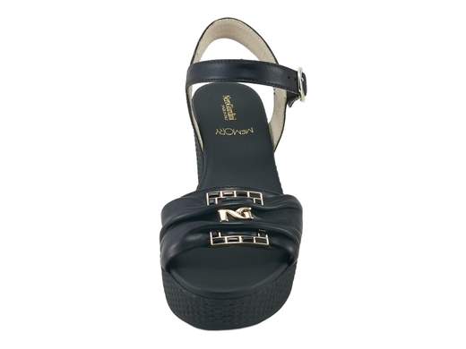 Sandalo donna NeroGiardini in nappa nera con zeppa 8 cm, dettagli gioiello dorati e sottopiede memory imbottito per massimo comfort e stile urban raffinato.