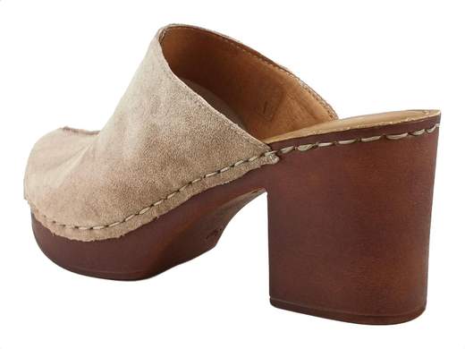 Sabot da donna stile olandese in pelle scamosciata tortora con tacco comodo, plateau leggerissimo e sottopiede imbottito per un comfort quotidiano.