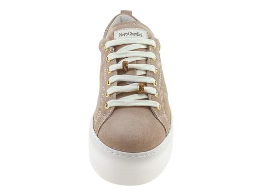 Elegante scarpa sportiva donna NeroGiardini in pelle scamosciata con accessori strass ambrati, suola platform 4 cm e plantare memory foam DryGo per massimo comfort.