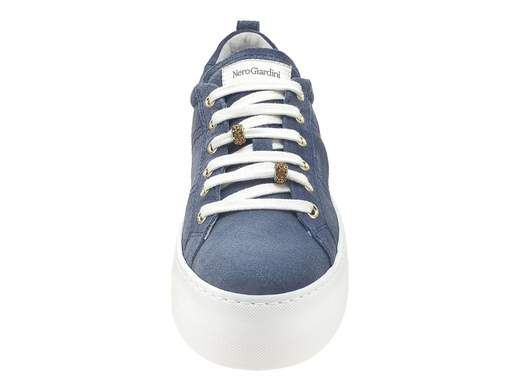 Elegante scarpa sportiva donna NeroGiardini in pelle scamosciata con accessori strass ambrati, suola platform 4 cm e plantare memory foam DryGo per massimo comfort.