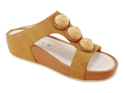 Ciabatta donna Grunland CI 0881 C9DIRA con zeppa 4 cm, fasce in ecopelle con strass e sottopiede in pelle imbottito. Comodità e stile insieme.<br /><br />La ciabatta donna Grunland CI 0881 C9DIRA è la scelta perfetta per chi ama unire praticità e dettagli glamour. La tomaia a due fasce in ecopelle è impreziosita da raffia e luminosi strass, così ogni passo diventa un piccolo tocco di eleganza.<br /><br />La fascia superiore è regolabile a strappo, per una calzata personalizzata e senza pensieri. Il sottopiede in pelle imbottito regala comfort immediato, mentre la zeppa di 4 cm, leggera e con suola antiscivolo, assicura stabilità e agilità in ogni situazione.<br /><br />Perfette per il tempo libero, le passeggiate o le vacanze, queste ciabatte Grunland ti accompagnano ovunque con comodità e un pizzico di brillantezza.<br /><br />Non aspettare: indossale e porta luce e comfort alle tue giornate!