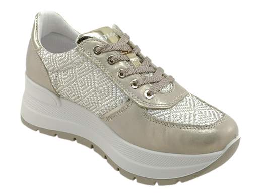 Sneakers donna IGI&CO Kola 7661311 in pelle laminata oro e jacquard. Comfort e stile con suola da 5,5 cm e chiusura zip. Acquistale su Laporta Calzature! <br /><br />Un tocco di luce per i tuoi outfit! <br />Le sneakers IGI&CO Kola 7661311 mixano pelle laminata color foglia oro e tessuto jacquard color avorio per un look raffinato e traspirante. <br />Praticissime grazie alla doppia chiusura con lacci e zip laterale, offrono il massimo del comfort con il sottopiede imbottito ed estraibile e la suola ginnica ammortizzante da 5,5 cm. <br />Perfette per chi non rinuncia allo stile senza sacrificare il benessere. <br />100% Made in Italy e disponibili su Laporta Calzature. <br />Aggiungile subito al carrello e brilla a ogni passo!
