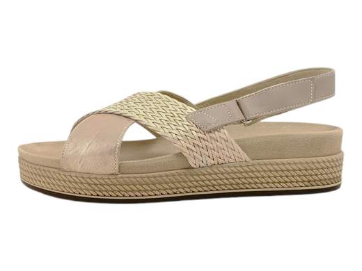 Scopri i Sandali Donna IGI&CO 5672722 in pelle metallizzata e intrecciata, comodi e pratici, su Laporta Calzature. Acquista ora!<br /><br />I Sandali Donna IGI&CO 5672722, disponibili su Laporta Calzature, sono perfetti per chi cerca comfort e stile per tutto il giorno. <br />La tomaia ad incrocio combina pelle metallizzata e pelle intrecciata color sabbia, creando un look moderno ed elegante. <br />Il comodo fondo platform di 3 cm in poliuretano leggero e flessibile garantisce un effetto ammortizzante per una camminata confortevole. <br />Il sottopiede in tessuto antiscivolo e il cinturino posteriore con chiusura a strappo assicurano una calzata stabile e pratica. <br />Made in Italy, questi sandali uniscono qualità e comodità, rendendoli ideali per l'uso quotidiano. <br />Aggiungi un tocco di eleganza al tuo stile, acquista ora su Laporta Calzature!
