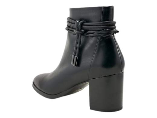 Scopri l'eleganza senza tempo con il tronchetto da donna Cinzia Soft ZA004. Realizzato in pregiata pelle nera e foderato con velluto caldo, questo tronchetto unisce stile e comfort. Il sottopiede imbottito assicura una piacevole sensazione al tatto mentre l'accessorio in pelle tubolare aggiunge un tocco di raffinatezza. La suola in gomma antiscivolo offre sicurezza ad ogni passo, completando il tacco comodo da 6,5 cm per un'eleganza senza compromessi. Rendi unico il tuo stile con il tronchetto Cinzia Soft ZA004, un'ode alla classe e al comfort.
