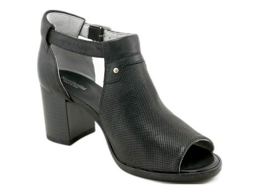 Tronchetti aperti NeroGiardini E512690D in pelle traforata con borchie, cinturino e tacco 6,5 cm. Freschi, eleganti e super versatili! Made in Italy. <br /><br />Grintosi ma raffinati, freschi ma super chic! I tronchetti aperti NeroGiardini E512690D sono il perfetto mix tra stile e praticità. La pelle micro forata e le aperture laterali e in punta regalano leggerezza anche nelle giornate più calde, mentre le borchie centrali danno un tocco rock. <br />Il cinturino con fibbia assicura una calzata perfetta, il sottopiede imbottito coccola il piede e il tacco a blocco da 6,5 cm slancia con naturalezza. <br />Da indossare in ufficio o per un aperitivo con le amiche, perché lo stile non va mai in vacanza! <br />Acquistali ora su Laporta Calzature e fai brillare ogni tuo outfit!