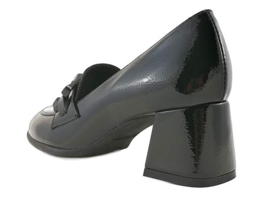 Mocassini IGI&CO 8696100 Fabiana in vernice naplack con catena e tacco a blocco. Eleganza e comfort in puro stile Made in Italy.<br /><br />I mocassini IGI&CO 8696100 Fabiana sono la perfetta sintesi tra classe e comodità. Realizzati in morbida vernice naplack nero, conquistano al primo sguardo grazie al raffinato accessorio a catena che aggiunge un tocco glamour senza rinunciare alla sobrietà.<br /><br />Il sottopiede in pelle imbottito avvolge il piede in un comfort totale, mentre il tacco a blocco da 5,5 cm e la suola in gomma antiscivolo assicurano stabilità e praticità in ogni momento della giornata.<br /><br />Ideali per l’ufficio, una passeggiata in centro o una serata chic, questi mocassini sono l’emblema dello stile raffinato che non rinuncia al benessere.<br />Ovviamente Made in Italy — eleganza e comfort firmati dalla tradizione artigianale italiana.<br /><br />Provali e scopri quanto può essere comodo essere impeccabilmente elegante!
