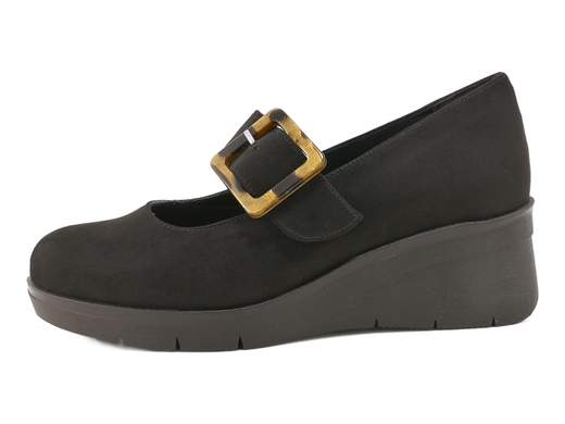 Décolleté Mary Jane con zeppa Cinzia Soft: eleganza e comfort Made in Italy per look raffinati da mattina a sera.<br /><br />Quando la classe incontra la praticità, nascono loro: le décolleté Mary Jane con zeppa Cinzia Soft TS126041. Il camoscio sintetico nero è raffinato quanto basta, mentre il maxi cinturino con fibbia marrone aggiunge quel tocco deciso che non passa inosservato.<br /><br />Il sottopiede in pelle super imbottito ti coccola a ogni passo, e la zeppa da 5 cm in gomma antiscivolo è l’alleata perfetta per affrontare la giornata con stile (e senza soffrire).<br /><br />Raffinate ma comode, si adattano a ogni occasione: perfette in ufficio, irresistibili di sera. Ovviamente Made in Italy.