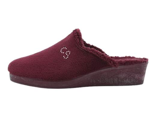 Pantofole donna CINZIA Soft in velluto con bordo in pelliccia, aperte dietro e con zeppa da 4 cm. Calde, comode e chic. Scoprile su Laporta Calzature! <br /><br />Le pantofole CINZIA Soft sono la coccola perfetta per le tue giornate a casa! <br />Realizzate in velluto con un raffinato bordo in pelliccia, hanno un design aperto sul retro che le rende pratiche e veloci da indossare. <br />L'interno in tessuto spesso e caldo è una vera delizia per i piedi freddolosi, mentre il fondo in gomma naturale antiscivolo è così versatile che potresti usarle anche per una rapida sortita all'esterno. La zeppa di 4 cm, poi, aggiunge quel pizzico di altezza che non guasta mai. <br />Scoprile su Laporta Calzature e trasforma ogni passo in un momento di relax con stile!