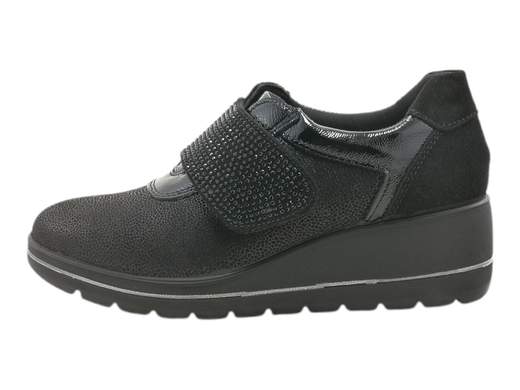 Scopri le Sneakers Donna ENVAL Soft 6764900 RUNA in tessuto stretch con inserto in vernice, comode e ammortizzate, su Laporta Calzature. Acquista ora!<br /><br />Le Sneakers Donna ENVAL Soft 6764900 RUNA, disponibili su Laporta Calzature, sono ideali per chi desidera una scarpa che si adatti perfettamente al piede, garantendo comfort e un tocco di stile. <br />La tomaia elasticizzata con inserto in vernice si modella con facilità e dona un look elegante ma versatile, mentre la chiusura a strappo in camoscio, decorata da luminosi strass, aggiunge quel pizzico di glamour che non guasta mai. <br />Il sottopiede estraibile in memory foam assicura una comodità su misura, perfetta per affrontare giornate intense. Con un fondo zeppa ammortizzante in poliuretano da 5 cm, queste sneakers ti offriranno altezza e stabilità senza appesantire. <br />Se cerchi comfort e stile in un’unica scarpa, acquista ora su Laporta Calzature e cammina con classe!
