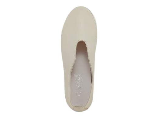 Ballerine CINZIA Soft PQ8245449C in pelle morbidissima, fodera traspirante e suola flessibile da 3 cm. Comfort e stile perfetti per l’estate! <br /><br />Leggere come una piuma, fresche come una brezza estiva! <br />Le ballerine CINZIA Soft PQ8245449C, in pelle morbidissima color roccia, avvolgono il piede con delicatezza, mentre la fodera traspirante assicura il massimo comfort anche nelle giornate più calde. <br />Il plantare imbottito in pelle è estraibile, adattandosi a ogni esigenza, e la suola flessibile con intagli da 3 cm dona leggerezza e libertà di movimento. <br />Pratiche, versatili e perfette per ogni occasione! Disponibili su Laporta Calzature, provale subito!