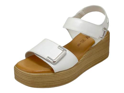 Scopri i Sandali Donna IGI&CO 5687311 Engy in pelle latte con fondo platform, comodi e regolabili, su Laporta Calzature. Acquista ora!<br /><br />I Sandali Donna IGI&CO 5687311 Engy, disponibili su Laporta Calzature, offrono un perfetto equilibrio tra stile e comfort. <br />Realizzati in pelle color latte, presentano una fascia e un cinturino alla caviglia con chiusura a strappo, garantendo una regolazione ottimale per ogni piede. <br />Il fondo platform di 6 cm leggermente squadrato dona un tocco moderno e alla moda, mentre il sottopiede in memory foam rivestito in pelle assicura un comfort eccezionale e una stabilità duratura. <br />Questi sandali Made in Italy sono ideali per chi cerca eleganza e funzionalità in un'unica soluzione. <br />Non lasciarti sfuggire questa combinazione di stile e comfort, acquista ora su Laporta Calzature!