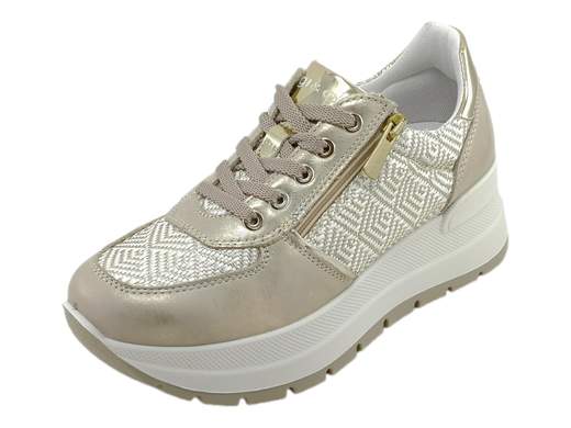 Sneakers donna IGI&CO Kola 7661311 in pelle laminata oro e jacquard. Comfort e stile con suola da 5,5 cm e chiusura zip. Acquistale su Laporta Calzature! <br /><br />Un tocco di luce per i tuoi outfit! <br />Le sneakers IGI&CO Kola 7661311 mixano pelle laminata color foglia oro e tessuto jacquard color avorio per un look raffinato e traspirante. <br />Praticissime grazie alla doppia chiusura con lacci e zip laterale, offrono il massimo del comfort con il sottopiede imbottito ed estraibile e la suola ginnica ammortizzante da 5,5 cm. <br />Perfette per chi non rinuncia allo stile senza sacrificare il benessere. <br />100% Made in Italy e disponibili su Laporta Calzature. <br />Aggiungile subito al carrello e brilla a ogni passo!