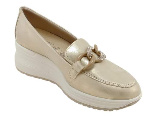 Mocassini donna ENVAL Soft Ronda 7761222 in pelle laminata platino con catena e strass. Plantare memory foam estraibile e zeppa di 5,5 cm. Made in Italy! <br /><br />Se cerchi scarpe che uniscano eleganza e comfort senza rinunciare a un tocco glam, questi mocassini ENVAL Soft fanno al caso tuo! <br />Realizzati in pelle laminata e nuvolata platino, sfoggiano un raffinato accessorio a catena con strass, perché un po’ di brillantezza non guasta mai. <br />Il plantare imbottito in memory foam regala morbidezza a ogni passo, mentre la zeppa di 5,5 cm slancia senza farti rinunciare alla comodità. <br />Perfetti dall’ufficio all’aperitivo, sono la scelta giusta per chi vuole brillare senza sforzo. <br />Li trovi su Laporta Calzature… fai brillare anche il tuo guardaroba!