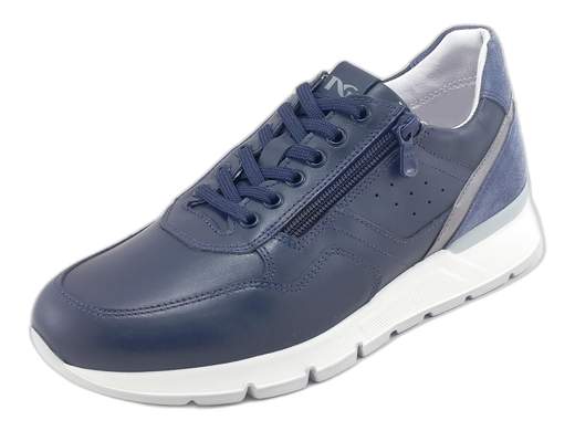 Sneakers uomo NeroGiardini in pelle bianca con zip e sottopiede DryGo. Comfort e stile impeccabili. Scoprile ora!<br /><br />Sneakers uomo NeroGiardini E500650U, realizzate interamente in pelle bianca per uno stile pulito ma deciso. <br />Doppia chiusura con lacci e zip laterale per la massima praticità. <br />La fodera interna in morbida spugna assorbe e dissipa il sudore, mantenendo il piede fresco e asciutto. <br />Sottopiede in pelle imbottito ed estraibile DryGo, sinonimo di igiene e traspirabilità. <br />Il fondo running in gomma di 4 cm assicura leggerezza, grip e slancio. <br />Raffinate, grintose e comodissime: provale subito e rinnova il tuo stile!