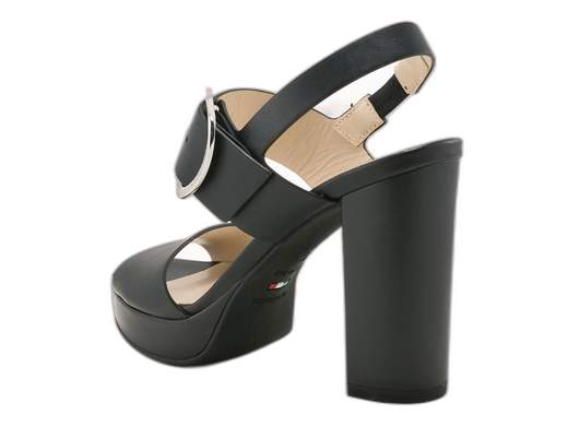Sandali con tacco alto NeroGiardini: 10 cm di pura eleganza, comfort e stile Made in Italy. Per look irresistibili e gambe chilometriche!<br /><br />I sandali donna NeroGiardini E513354D con tacco alto sono l’upgrade glamour che mancava nella tua scarpiera. Due fasce eleganti, maxi fibbia in acciaio regolabile (per dominare il look e non solo) e una silhouette audace che non passa inosservata.<br />Realizzati interamente in pelle, con fodera in pelle e sottopiede imbottito per un comfort che dura tutta la giornata… o tutta la notte! Il tacco a blocco da 10 cm, abbinato a un plateau da 2 cm, ti regala altezza senza toglierti il sorriso dai piedi.<br />Perfetti per cerimonie, serate importanti o per dare un twist chic anche a un semplice jeans.<br />*Made in Italy*, perché il vero stile inizia dalle scarpe.<br />Hai già pensato all’outfit? Intanto, mettili nel carrello!