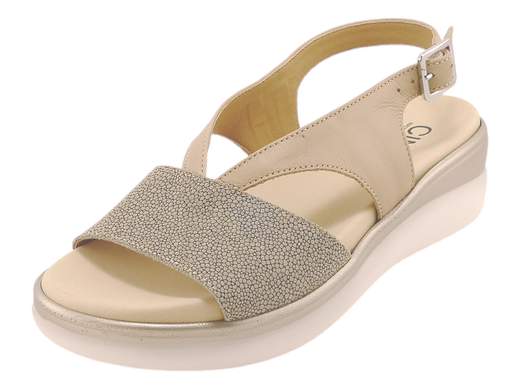 Sandali donna CINZIA Soft con zeppa 4,5 cm e plantare estraibile. Comfort, stile e possibilità di plantare personalizzato. Scoprili subito!<br /><br />Sandali zeppa donna estraibili CINZIA Soft IO20624.<br />Un classico rivisitato che unisce comodità e praticità: questi sandali sono pensati per chi desidera una calzata impeccabile e allo stesso tempo un tocco di stile.<br /><br />La tomaia in morbida pelle e nabuk con elegante motivo a micro bolle avvolge il piede con delicatezza, assicurando stabilità e una vestibilità perfetta anche per chi ha esigenze particolari.<br /><br />Il vero punto di forza? Il plantare estraibile in pelle, imbottito per garantire comfort durante tutta la giornata e sostituibile con uno personalizzato su prescrizione medica. Una caratteristica che rende questi sandali ancora più versatili e attenti al benessere del piede.<br /><br />Il fondo zeppa bicolore di 4,5 cm regala stabilità e leggerezza, rendendoli ideali per ogni occasione, dalla passeggiata quotidiana alle uscite più eleganti. Non aspettare oltre: scegli oggi stesso la comodità su misura!