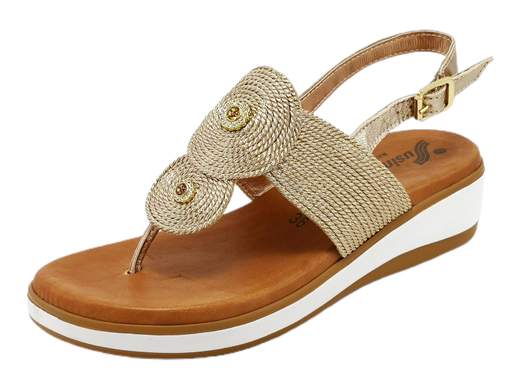 Rinnova il tuo stile estivo con l'elegante sandalo infradito da donna Susimoda 21210/6. Realizzato in pregiato Cordalux e rifinito con raffinati accessori strass, questo sandalo è un'ode alla femminilità. Il plantare Piuma Gel offre un comfort senza paragoni, grazie all'imbottitura indeformabile in pelle, garantendo una sensazione di piacevole morbidezza ad ogni passo. La zeppa in gomma da 3,5 cm fornisce il giusto supporto senza sacrificare lo stile. Scopri il lusso e l'artigianalità del made in Italy con Susimoda e goditi ogni momento con un tocco di eleganza ai tuoi piedi.