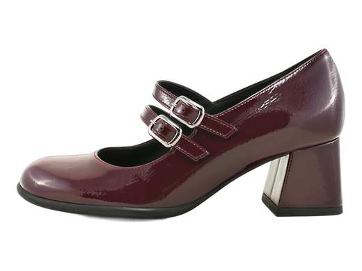 Décolleté IGI&CO 8695911 Fabiana in vernice naplack con doppio cinturino e tacco a blocco. Eleganti, comode e 100% Made in Italy.<br /><br />Le décolleté IGI&CO 8695911 Fabiana sono la perfetta combinazione di eleganza e comfort. Realizzate in morbida vernice naplack, si distinguono per i due cinturini regolabili con fibbie che abbracciano delicatamente il piede, assicurando stabilità e una camminata disinvolta.<br /><br />Il sottopiede in pelle imbottito regala una piacevole sensazione di morbidezza, mentre il tacco a blocco da 5,5 cm e la suola in gomma antiscivolo garantiscono sicurezza e comodità per tutta la giornata.<br /><br />Ideali per l’ufficio, un aperitivo o una serata elegante, queste décolleté sono l’alleato perfetto per chi ama lo stile raffinato senza sacrificare il benessere del piede.<br />Ovviamente Made in Italy — perché l’eleganza autentica nasce solo da mani italiane.<br /><br />Non lasciartele sfuggire: indossale e senti la differenza a ogni passo!