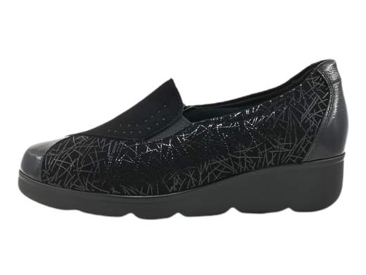 Esplora lo stile e il comfort con i nostri mocassini Susimoda 87120/76! <br />Realizzati con cura in Italia, questi mocassini sono progettati per offrirti il massimo comfort durante tutto il giorno. <br />La tomaia in morbido camoscio stampato, impreziosito da strass in tinta e inserti di naplak lucido, aggiunge un tocco di eleganza al tuo outfit quotidiano. <br />Il sottopiede in pelle con imbottitura, una volta estratto, aumenta il volume di calzata per adattarsi anche ai piedi più robusti. <br />Con un fondo zeppa di 3,5 cm, questi mocassini sono leggeri e comodi, perfetti per affrontare qualsiasi giornata con stile. <br />Rilassati e coccola i tuoi piedi con i mocassini Susimoda!