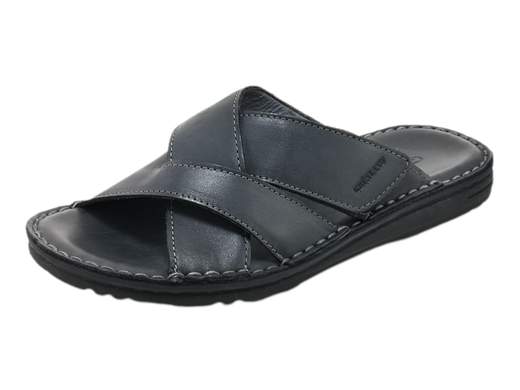Scopri il comfort e lo stile senza tempo con la ciabatta uomo Grunland CI 2494 80LAPO. Realizzata interamente in pelle nero, questa ciabatta incanta con la sua eleganza minimalista. Le fasce incrociate regolabili a strappo offrono una vestibilità personalizzata e sicura. Il sottopiede imbottito Re-Soft in pelle dona un comfort avvolgente ad ogni passo. La suola in gomma leggera e flessibile garantisce una camminata senza sforzo. Sia che tu stia rilassandoti in casa o che voglia un'opzione casual per l'estate, la ciabatta Grunland CI 2494 80LAPO sarà la tua compagna ideale.