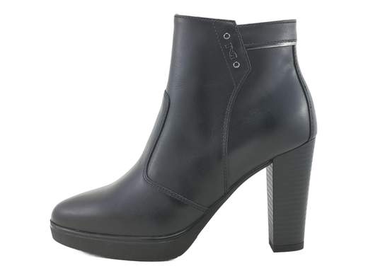 Tronchetti NeroGiardini in pelle nera con tacco 9 cm e plateau, grintosi, eleganti e comodi. Perfetti per ufficio e sera. Made in Italy.<br /><br />Se cerchi un tronchetto che sappia unire eleganza, femminilità e carattere, questo NeroGiardini è pronto a fare la differenza. Pelle liscia nera, linee pulite e quel tocco di personalità dato dal piccolo logo in metallo brunito. Discreto, ma con stile.<br /><br />Dentro è tutto comfort: fodera e sottopiede in pelle imbottito, per accompagnarti con piacere anche nelle giornate più lunghe. Il tacco a blocco da 9 cm, ammorbidito da un plateau di 1,5 cm, slancia tantissimo la figura ma resta sorprendentemente stabile e comodo.<br /><br />La zip laterale interna rende la calzata pratica e veloce, mentre la suola in gomma antiscivolo ti dà sicurezza su ogni superficie. È uno di quei tronchetti che non passano inosservati, ma non stancano mai.<br /><br />Grintosi, raffinati e incredibilmente versatili: perfetti con un tailleur in ufficio, irresistibili con un abito la sera. E sì, sono anche Made in Italy, perché lo stile vero si riconosce subito.<br /><br />Se vuoi un tronchetto che ti faccia sentire sicura, elegante e un po’ più alta… questo ti sta già aspettando.