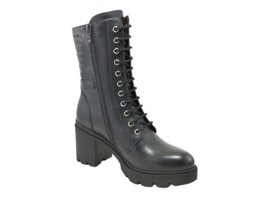 Scopri gli Anfibi Donna NeroGiardini I411902D in pelle nera con gambale alto, dettagli dorati e tacco di 7 cm. Eleganti e grintosi, acquistali ora su Laporta Calzature! <br /><br />Gli Anfibi Donna NeroGiardini I411902D, disponibili su Laporta Calzature, sono l’emblema dello stile urbano con un tocco glam irresistibile. <br />Realizzati interamente in pelle nera di alta qualità, questi anfibi con gambale alto uniscono eleganza e praticità. <br />La doppia chiusura con lacci e zip laterale assicura una calzata facile e personalizzabile, mentre il sottopiede imbottito in pelle garantisce comfort anche nelle giornate più fredde. <br />La suola in gomma carrarmato, completata da un tacco di 7 cm, dona un’altezza perfetta per affrontare ogni occasione con grinta. <br />I dettagli in metallo dorato aggiungono luminosità al look, rendendo questi anfibi ideali per un outfit urban style che non passa inosservato. <br />Aggiungi carattere al tuo stile invernale: acquista ora su Laporta Calzature e cammina con classe Made in Italy!