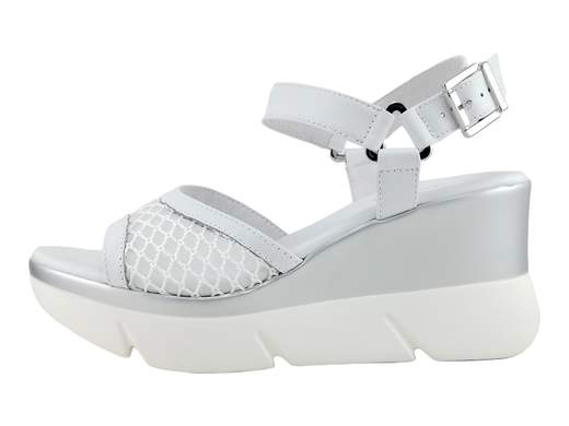 Sandalo donna NeroGiardini con zeppa bicolore 8 cm, tomaia in pelle e rete ricamata, cinturino regolabile e sottopiede memory per un look sportivo e grintoso.